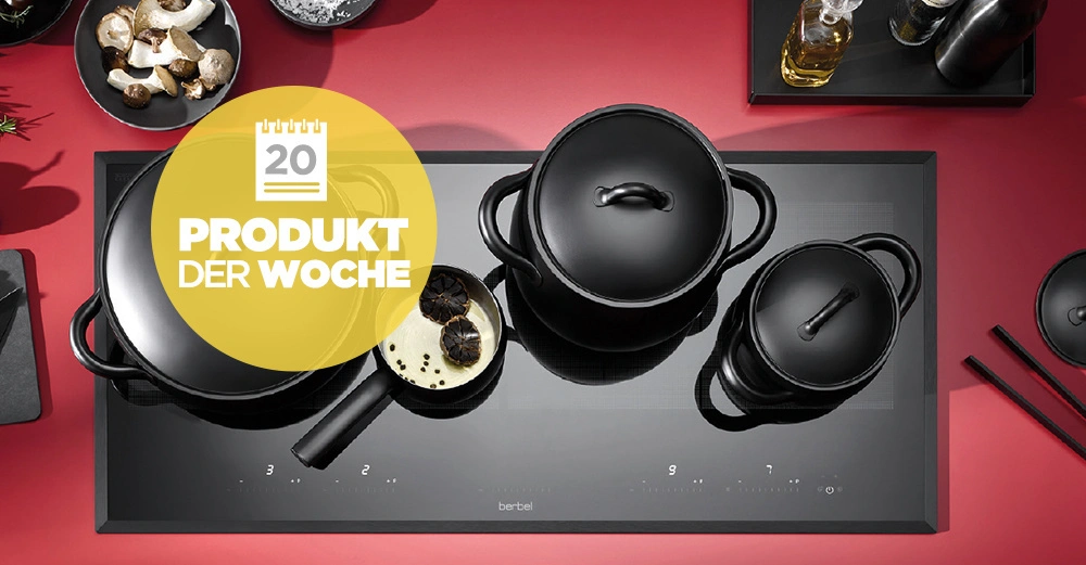 Schwarze Töpfe stehen auf einem modernen Induktionskochfeld in einer roten Küche Text: 20 PRODUKT DER WOCHE.