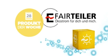 Ein gelber Kreis mit dem Text 28 PRODUKT DER WOCHE links ein gelber Würfel mit weißem Symbol rechts blauer Hintergrundtext FAIRTEILER Ökostrom für dich und mich