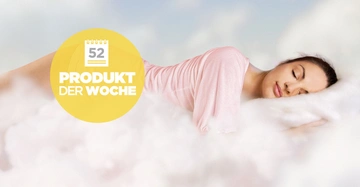 Frau schläft in rosa Pyjama auf weicher weißer Oberfläche umgeben von Wolken Text Produkt der Woche 52 in gelbem Kreis