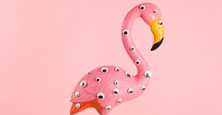 Galerie-Bild 6: Grell-pinker Plastikflamingo mit vielen Augen als schrilles Kunstobjekt. Symbolbild für modernen Kunst, Kitsch und Pop-Art-Ästhetik-