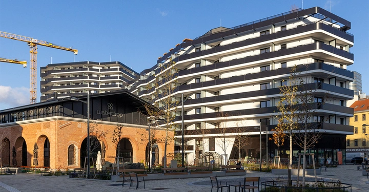Vollaufnahme des Wohnblocks DECK ZEHN von der BUWOG. Blauer Himmel im Hintergrund