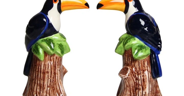 Galerie-Bild 8: Keramiktukane sitzen auf Baumstämmen im Vergleich zueinander. Die Umgebung ist weiß ohne zusätzliche Elemente zu sehen.
