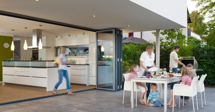 Galerie-Bild 3: Nur wenige Handgriffe, und die Glas-Faltwand lässt Terrasse und Wohnbereich miteinander verschmelzen.