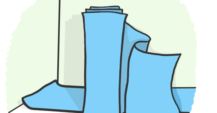 Eine teilweise abgewickelte Papierrolle steht aufrecht in einer Ecke eines Zimmers.