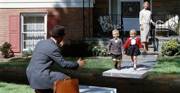 Weronika Gesicka: (aus der Serie Traces, 2015–2017). Für ihre Serie Traces durchsuchte die polnische Künstlerin Weronika Gęsicka verschiedene Online-Bilddatenbanken nach Fotos aus den 1940er bis 1960er Jahren, die den American Way of Life jener Zeit widerspiegeln, und manipuliert die dargestellte Idylle intuitiv und spielerisch.