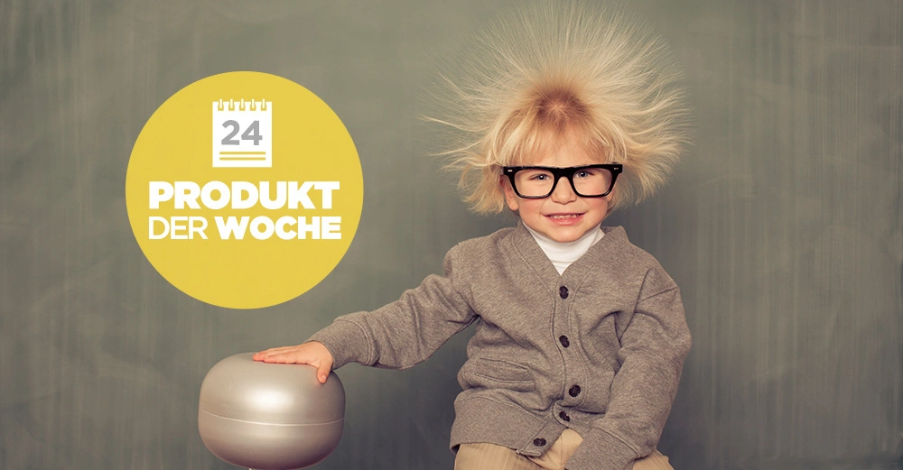 Kind lächelt auf Hocker sitzend mit zerzaustem Haar und schwarzer Brille in Klassenzimmer neben gelbem Kreis mit Text 24 PRODUKT DER WOCHE