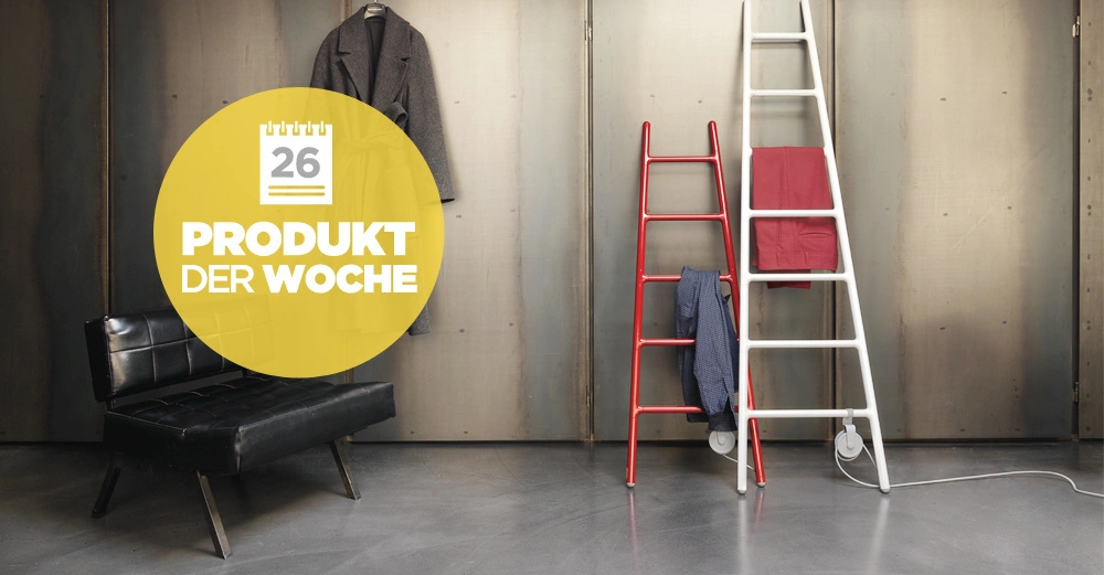 Gelber Kreis mit Text 26 PRODUKT DER WOCHE Sofa hängt Mantel auf stilvoller Metallwand Zwei Leitern eine rot eine weiß nutzen Tuchhalterung moderne Umgebung minimalistische Inneneinrichtung industrieller Stil