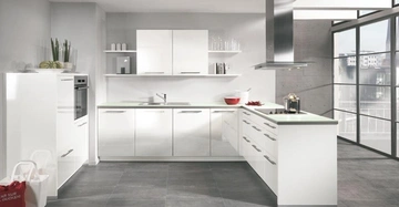 Helle moderne Küche mit weißen Schränken und Edelstahlgeräten, aufgeräumt und stilvoll, in einem Raum mit großen Fenstern und grauem Fliesenboden. Rote Tasche mit Text: "War nur gucken" links unten