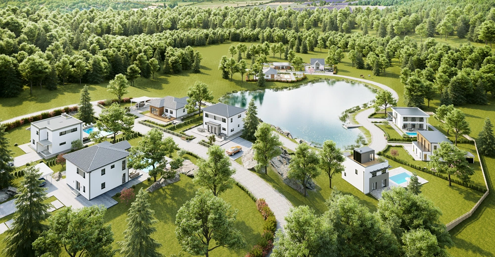 Weiße moderne Häuser stehen um einen zentralen See; einige haben Pools und Gärten. Die Umgebung ist dicht bewaldet und vermittelt eine ruhige ländliche Atmosphäre.