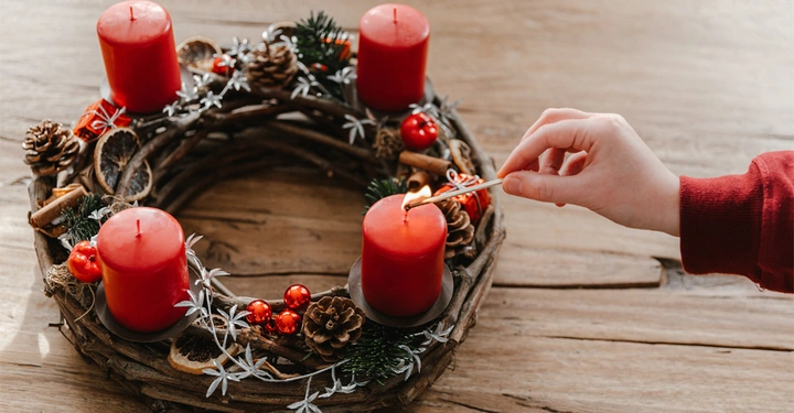 Galerie-Bild 1: Der Klassiker in rustikal: Naturholz, Tannenzapfen und Trockenfrüchte passen perfekt zu klassischen roten Kerzen.