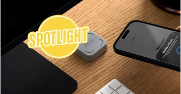 Schreibtisch mit Brick und Handy, gelber Spotlight-Button liegt über Bild
