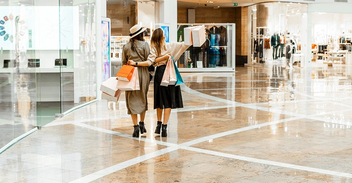 2 Personen shoppen in einer Mall. Die größten Einkaufszentren in Österreich.