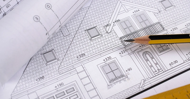 Ein Bleistift zeigt auf eine detaillierte Architekturzeichnung eines Hauses Umgebung enthält weitere Baupläne und ein Lineal