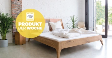 Holzbett Steht in einem modern eingerichteten Schlafzimmer weiße Wände Pflanze im Topf links Stuhl daneben große Fenster Text im Bild: 49 PRODUKT DER WOCHE