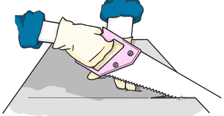 Hand hält Säge schneidet Holzstück zwei Hände tragen blaue Handschuhe rechter Winkel symbolisiert eine Werkbank oder Arbeitsfläche