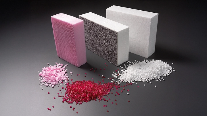 Galerie-Bild 2: Vorher – Nachher: XPS-Platten, WDVS und EPS-Platten werden zum recycelten Rohstoff.