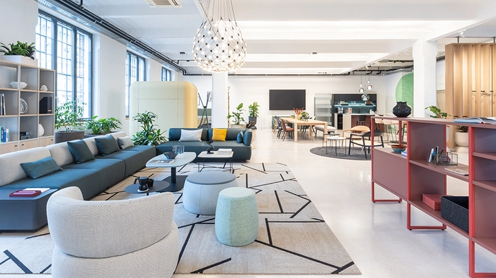 Galerie-Bild 1: Blick in den Showroom von Sedus: Couchecke, Sitzpoufs, rote Regale