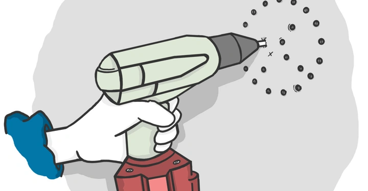 Hand hält einen Elektroschrauber Bohrt in eine graue Fläche herum verstreut sind herabfallende Schrauben.