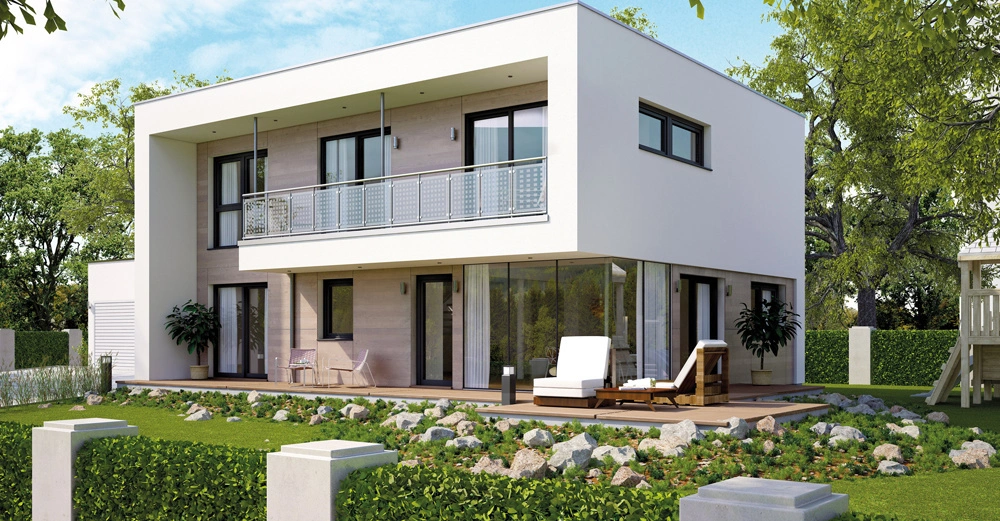 Modernes zweistöckiges Haus steht auf einem gepflegten Rasen mit Steingarten und Terrasse umgeben von Bäumen und einem blauen Himmel im Hintergrund