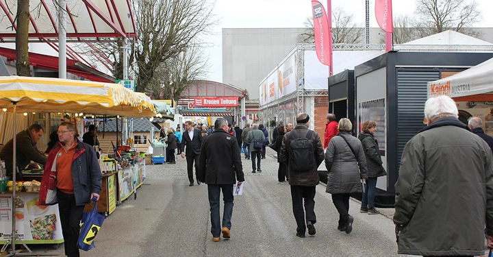 Galerie-Bild 22: Menschen spazieren durch eine Außenausstellung mit verschiedenen Ständen und Zelten Verkauf und Besuch auf einem Messegelände bei bewölktem Wetter Text im Bild: Kronen Zeitung Keindl