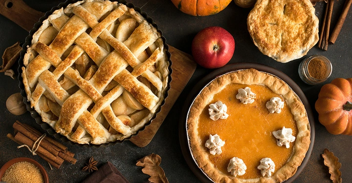 Kürbis- und Apfelkuchen, Zimt und Sternanis sowie Nüsse liegen auf einem Tisch. Verbreiten zu Thanksgiving herbstlichen Duft durch das ganze Zuhause.