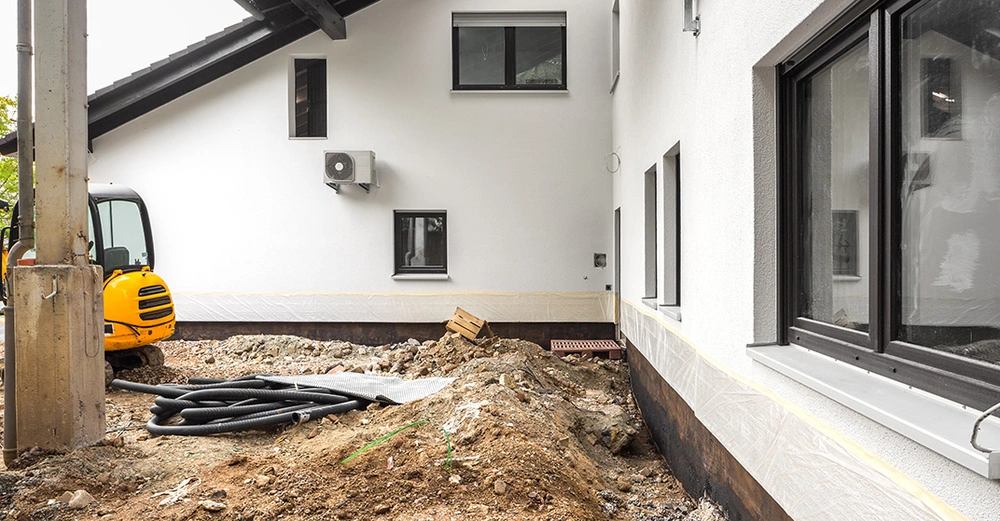 Einfamilienhaus mit freigelegtem Sockel zur nachträglichen Isolierung