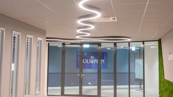 Galerie-Bild 3: Blick durch große Glastür ins Büroinnere, graue Wände, eine Stelle bepflanzt, gutes Licht.
