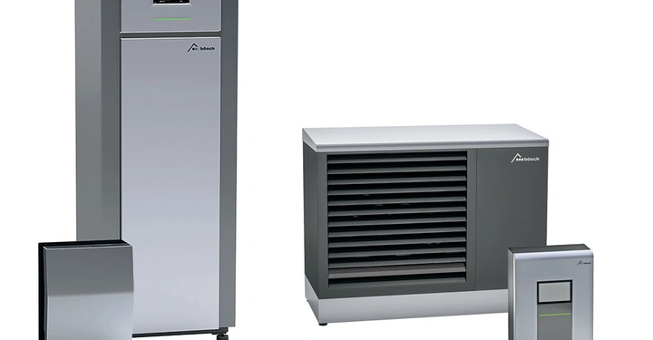 Silberne und graue Heizungs- und Lüftungsgeräte stehen nebeneinander in einem Studio vor einem weißen Hintergrund. Auf den Geräten ist der Text bösch zu sehen.