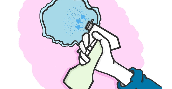 Hand sprüht blaue Flüssigkeit aus einer Sprühflasche vor rosa Hintergrund