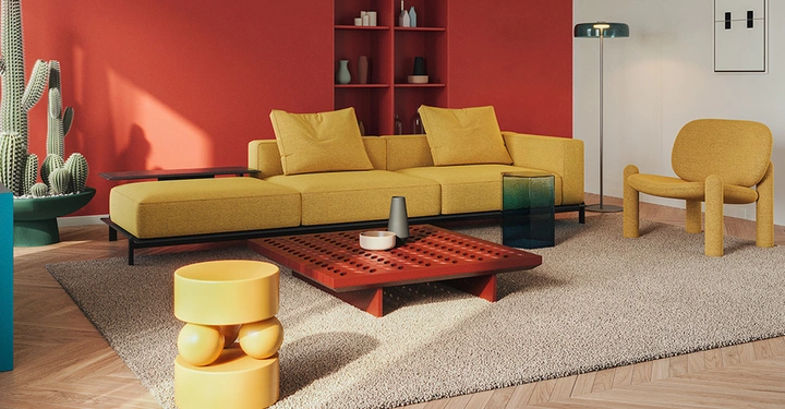 Modernes Wohnzimmer mit roter Akzentwand, senfgelbem Modulsofa und verspielten Designermöbeln. Als 3D Rendering.