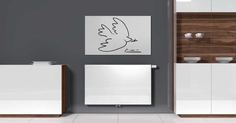 Ein minimalistisches Wohnzimmer mit weißen Möbeln und grauer Wand Ein weißer Heizkörper hängt zwischen zwei weißen Schränken An der Wand ist ein Bild einer fliegenden Taube zu sehen