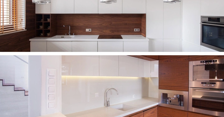 Moderne Küche mit weißen Schränken und Holzverkleidung an den Wänden Wasserhahn und Spüle in der Mitte Einbauofen und Mikrowelle an der Seite Holzregale mit Geschirr links im oberen Bild.