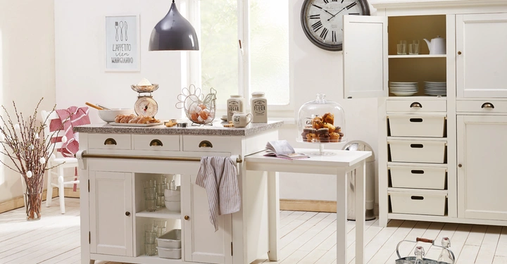 Galerie-Bild 3: Küchenschränke mit Regalen voller Teller und Tassen stehen in einer hellen Küche unter einer Wanduhr mit römischen Ziffern Text im Bild L'APPETITO VIEN MANGIANDO FLOUR SUGAR COOKIES