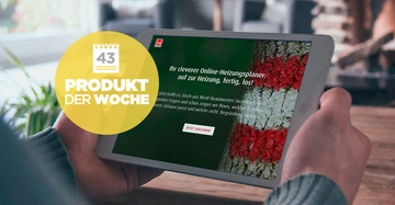 Person hält Tablet, das Online-Heizungsplaner-App zeigt, auf dem Bildschirm steht: Ihr cleverer Online-Heizungsplaner: auf zur Heizung, fertig, los! Jetzt loslegen! Produkt der Woche in gelbem Kreis; Hintergrund ein Wohnzimmer.