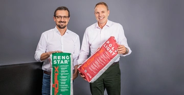Zwei Männer halten je eine Tüte Baumaterial vor einem grauen Hintergrund. Die linke Tüte ist grün und trägt die Aufschrift RENOSTAR RÖFIX 25 kg, die rechte Tüte ist rot und trägt die Aufschrift POLY LIGHT RÖFIX 25 kg.