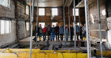 Studierende des Masterlehrgangs BASEhabitat an der Kunstuni Linz bei Umbauarbeiten im Haus Haegi