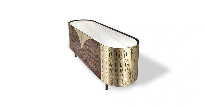 Ovaler Tisch mit weißer Marmorplatte und goldener Seitenfläche mit durchbrochenem Muster stehend auf vier schlanken Beinen in einem minimalistischen Raum mit weißem Hintergrund