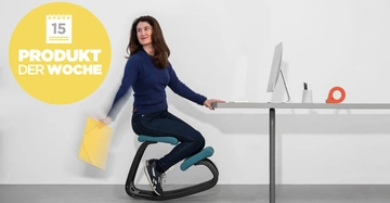 Frau sitzt auf einem ergonomischen Stuhl hält gelben Ordner in der Hand arbeitet an einem Schreibtisch mit einem Computer im modernen Büro. Text PRODUKT DER WOCHE Kalenderblatt mit der Zahl 15