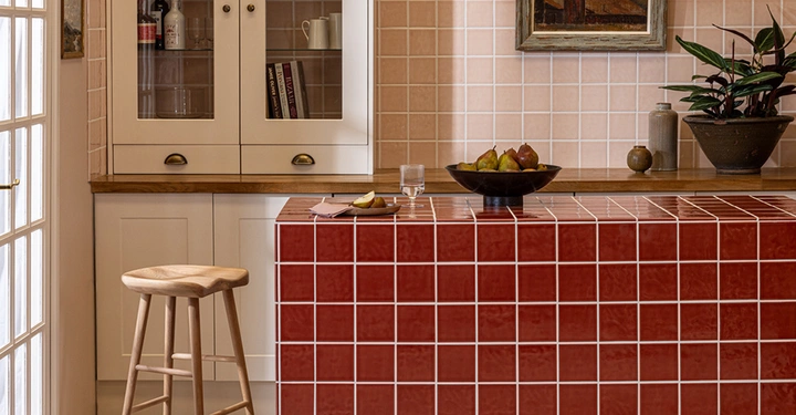 Galerie-Bild 2: Eine stylische Kücheninsel mit roten, quadratischen Fliesen und weißer Fugenfarbe.