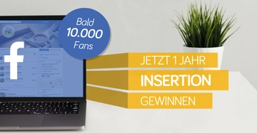 Laptop Bildschirm mit Facebook Website Bald 10000 Fans Jetzt 1 Jahr Insertion gewinnen Pflanze im Blumentopf auf einem Schreibtisch im Hintergrund