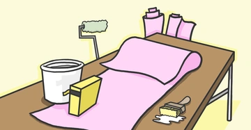 Rolle rosa Tapete ungerollt auf Tisch Eimer und gelber Kasten daneben Pinsel mit Kleister Holzfußboden und gelbe Wand im Hintergrund