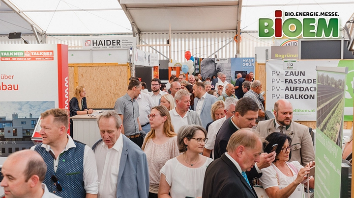 Galerie-Bild 2: Zahlreiche Besucher informieren sich an dicht besuchten Messeständen der BIOEM über nachhaltige Bau- und Energielösungen.