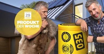 Ein Mann lehnt an einer großen gelben Rolle mit der Aufschrift 035 und lächelt in einer modernen Hausumgebung. Ein weiterer Mann trägt ein Fell und schaut nachdenklich. Text: 29 PRODUKT DER WOCHE