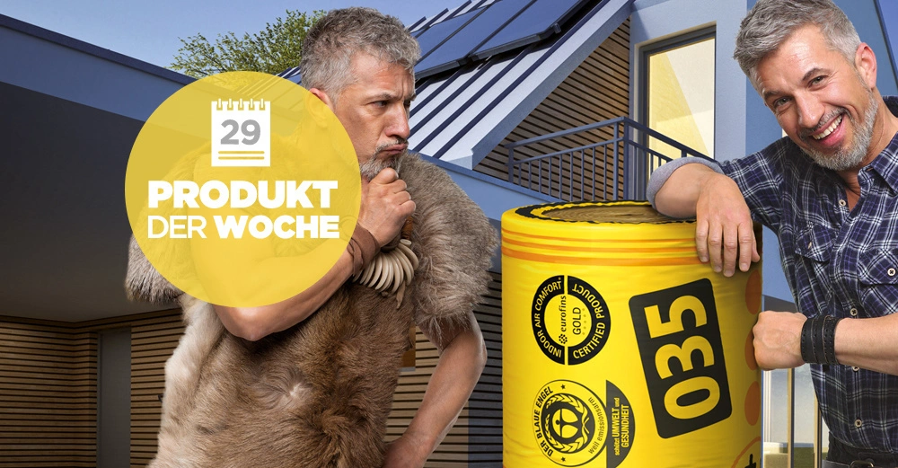 Ein Mann lehnt an einer großen gelben Rolle mit der Aufschrift 035 und lächelt in einer modernen Hausumgebung. Ein weiterer Mann trägt ein Fell und schaut nachdenklich. Text: 29 PRODUKT DER WOCHE