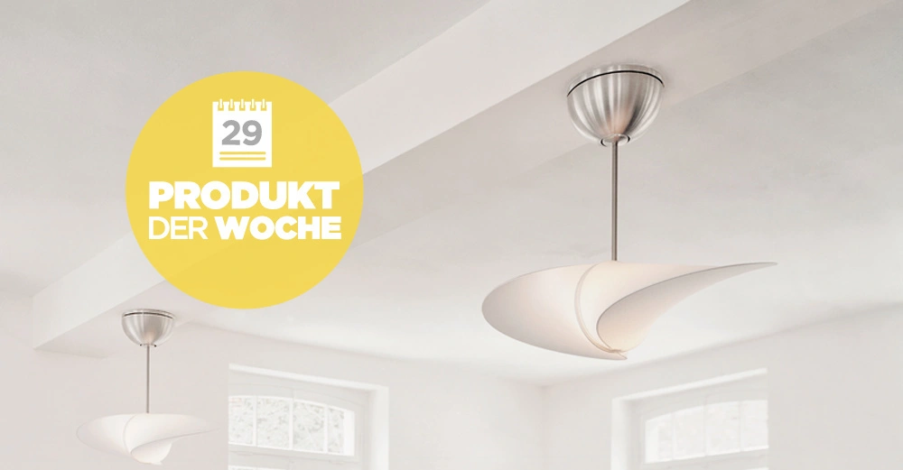 Moderne Deckenleuchte hängt schwebend in einem weiß gestrichenen Raum mit großen Fenstern Produkt der Woche 29