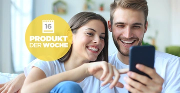 Zwei lächelnde Menschen schauen auf ein Smartphone in einem hellen Raum auf dem steht 16 PRODUKT DER WOCHE im gelben Kreis geschrieben