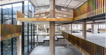 das Re-Use-Projekt Handelszentrum 16 in Bergheim entworfen von smartvoll Architekten: Ein industrielles Gebäude mit klarer Linienführung