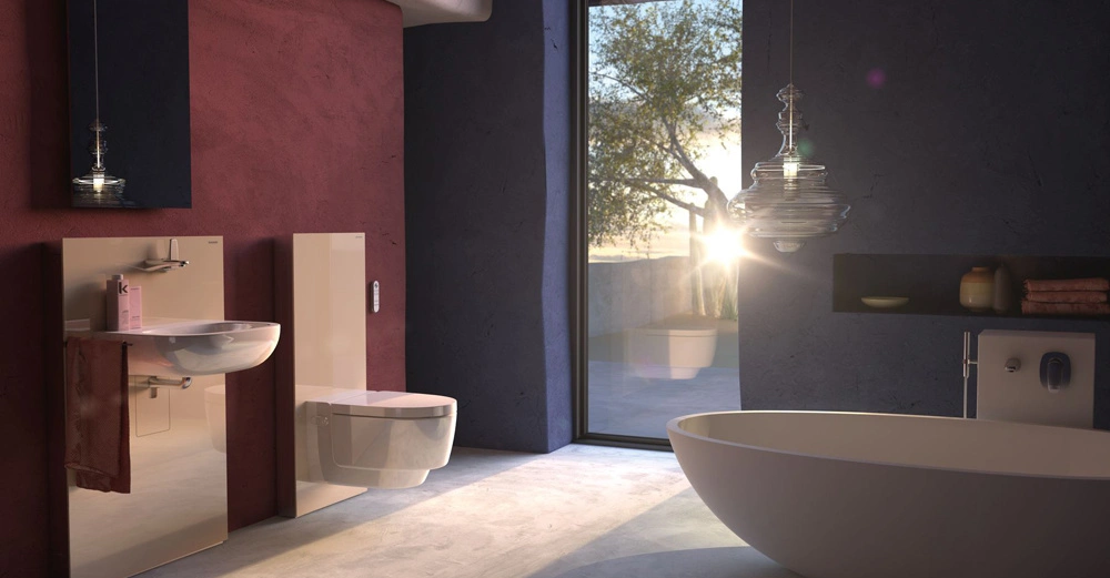 Modernes Badezimmer enthält ein Waschbecken und Toilette an einer weinroten Wand ein freistehender Weißbadewanne auf einem grauen Boden ein großes Fenster mit Blick auf einen Baum während Sonnenuntergang Lampen hängen von der Decke.