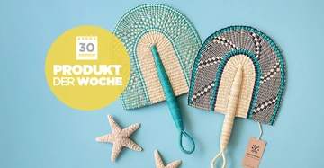 Zwei handgewebte Fächer liegen auf einem blauen Hintergrund Drei Seesterne daneben Gelber Kreis enthält Text 30 Produkt der Woche