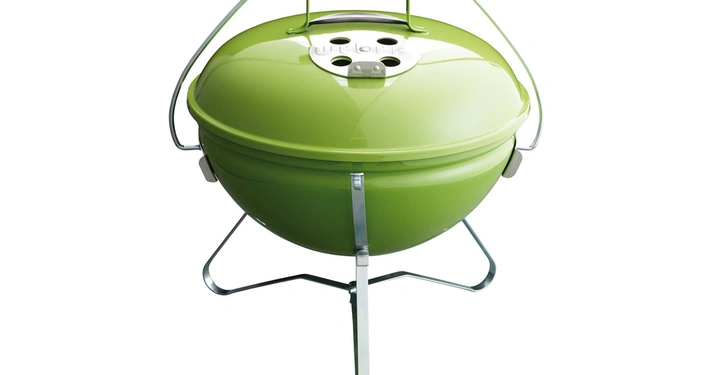 Galerie-Bild 1: Grüner Kugelgrill steht auf drei metallischen Beinen in einem weißen Hintergrund